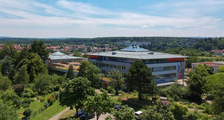 Außenansicht komplett Gymnasium Karlsbad