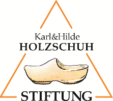 Logo der Holzschuhstiftung; orangenes Dreieck im Hinterdrung, Text: Karls und Hilde Holzschuh Stiftung. Holzschuhabbildung in der Mitte